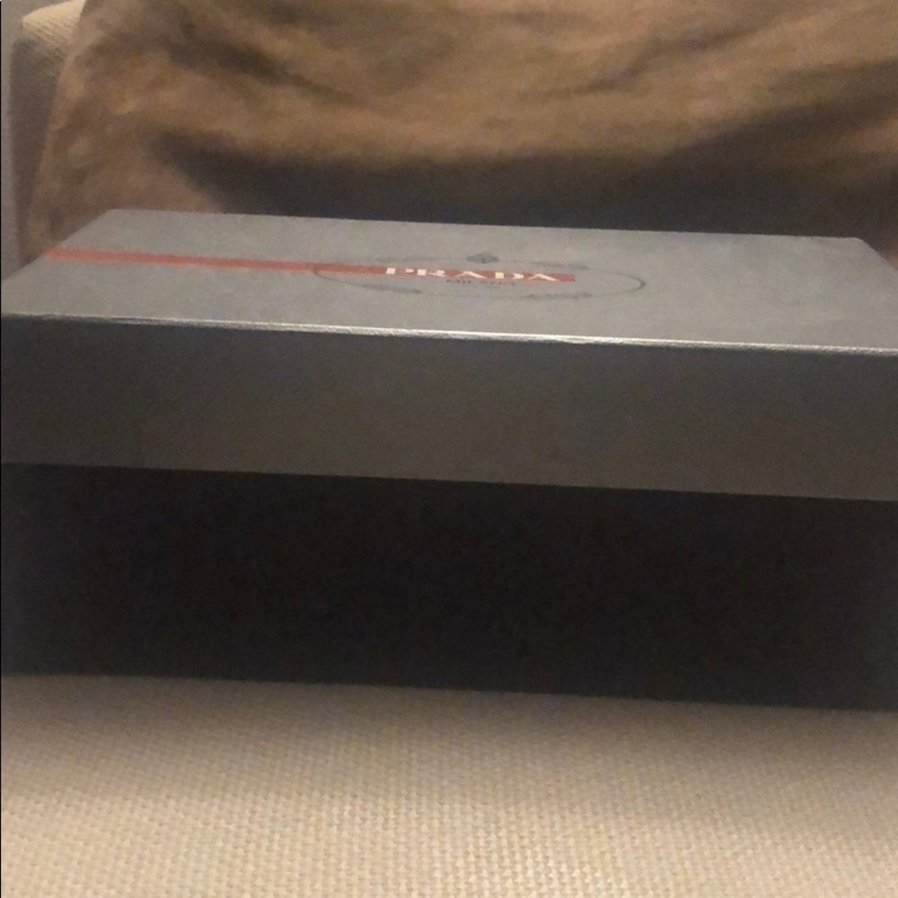 Prada box - Picture 2 of 3